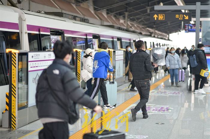 大学生集中返校 地铁客流显著增加