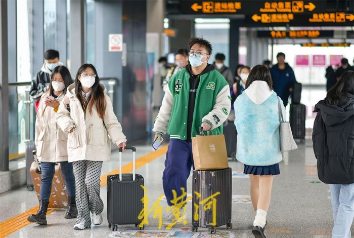 大学生集中返校 地铁客流显著增加