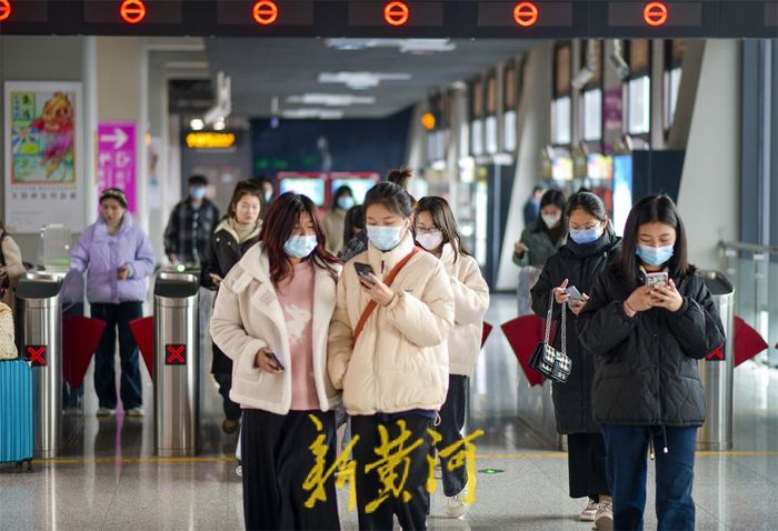 大学生集中返校 地铁客流显著增加