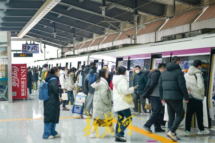 大学生集中返校 地铁客流显著增加