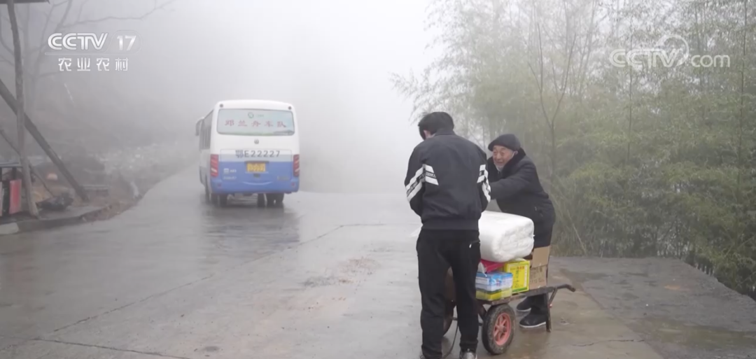 80岁老人冒雨走了四五公里的山路，只想把排骨送给他