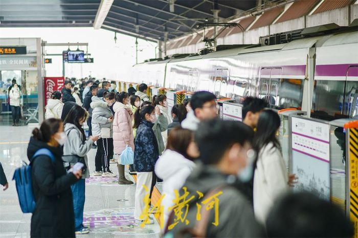 大学生集中返校 地铁客流显著增加