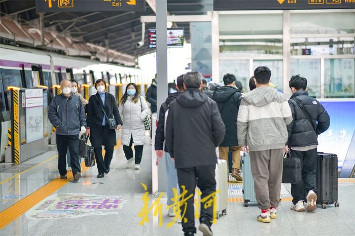 大学生集中返校 地铁客流显著增加