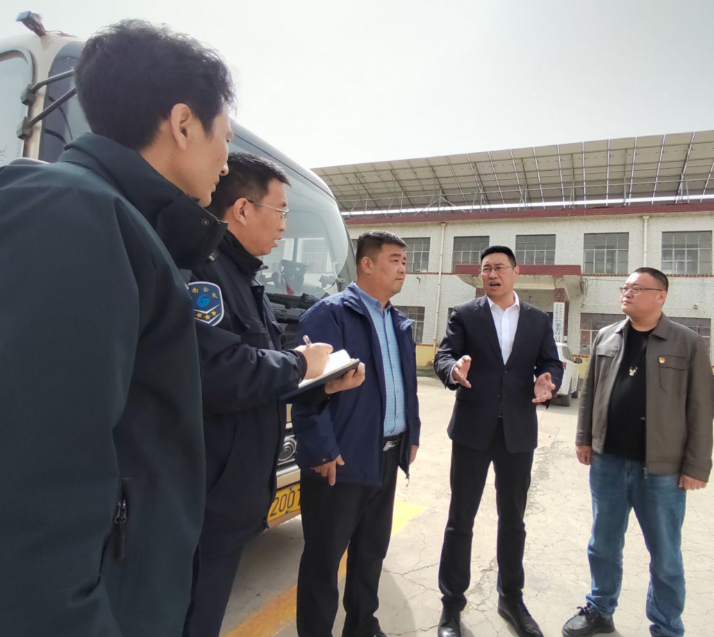 融媒·先锋 丨公交入村，1块钱圆了老卫的“诗和远方”——党委会开在马路边