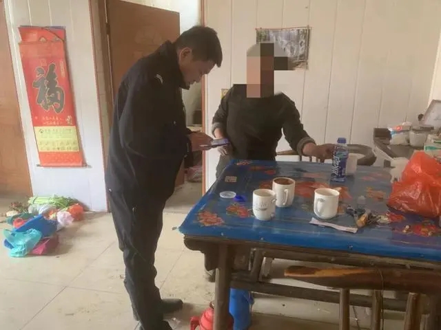 “熊孩子”沉溺手机游戏充值花掉上万元治病钱 济南民警出手将钱追回