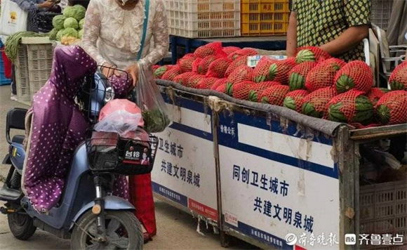 济南市场西瓜批量上市！价格“拦腰砍”，小型瓜最“受宠”