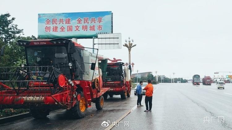 河南南阳上百台收割机无法下高速？官方：相关问题已初步解决