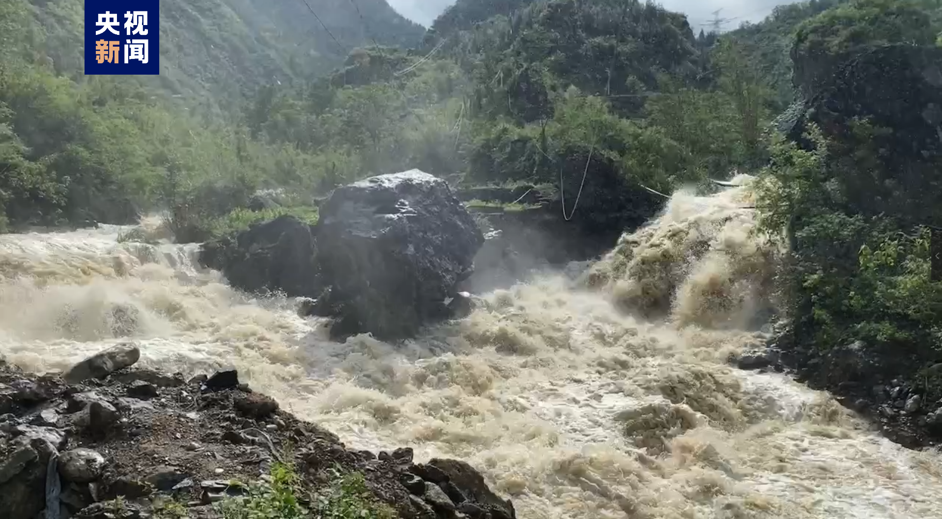 重庆多区县暴雨 15条中小河流出现1~7米涨水过程