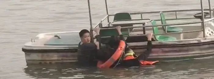 大明湖里救起一对落水情侣，休假战士卢嘉一温暖一座城