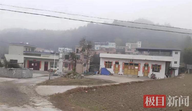 9岁男孩失踪13年后尸骨现身山林地缝，两名村妇被警方带走