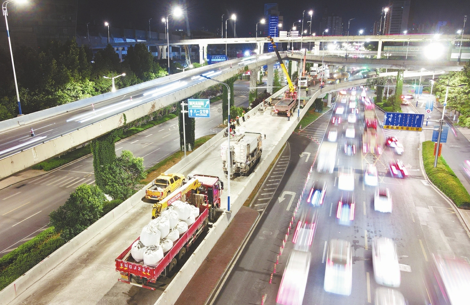 挑灯夜战 玉函立交桥东向西方向匝道桥面封闭改造