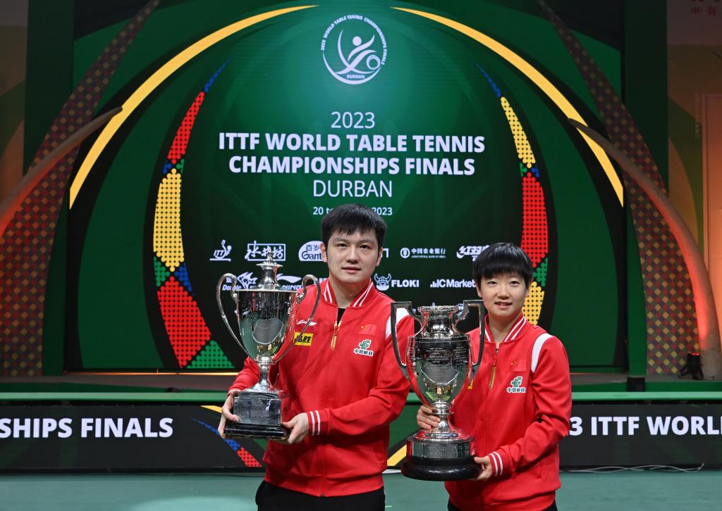 德班世乒赛：孙颖莎首度“封后” 樊振东卫冕男单