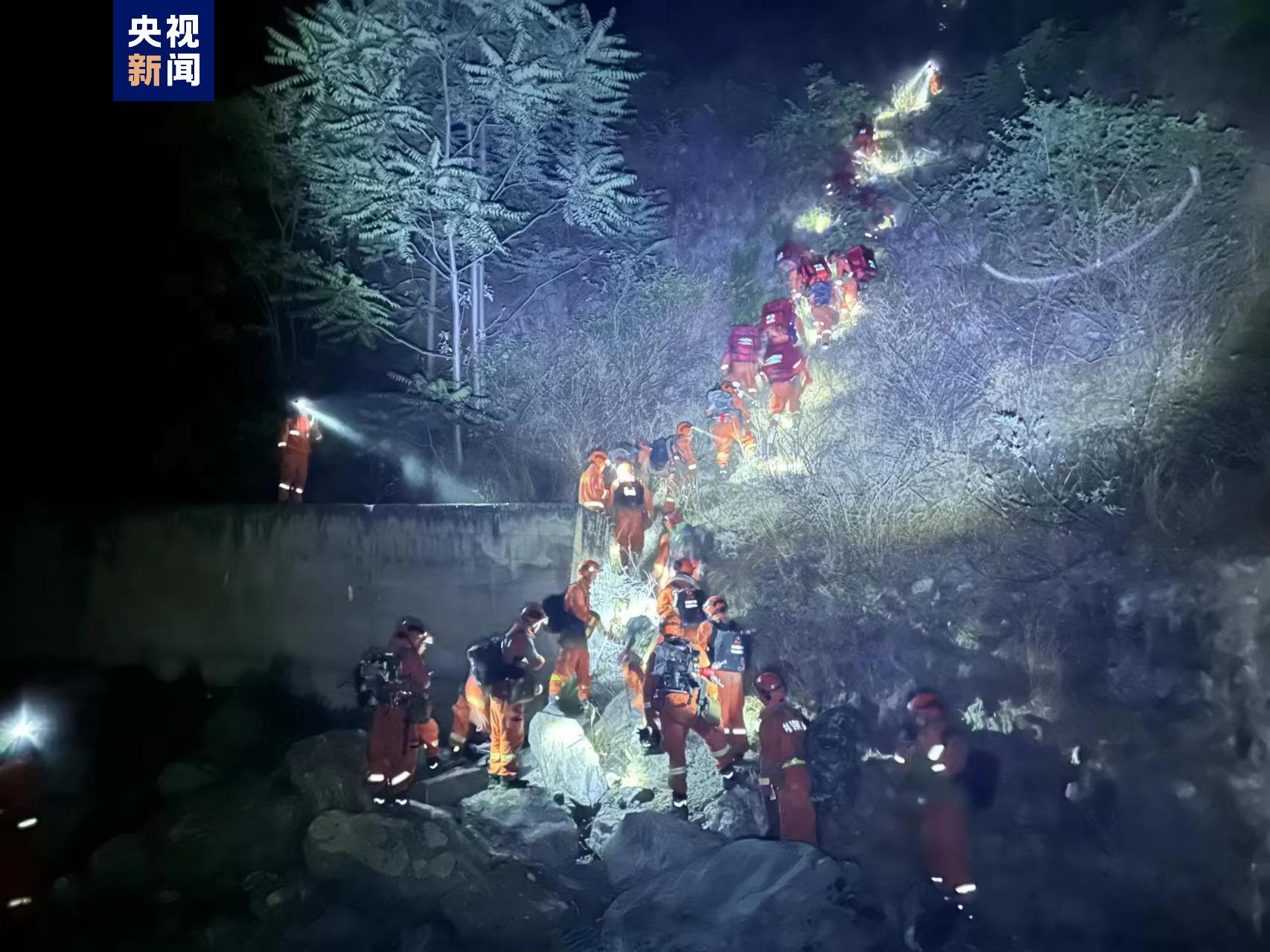 四川木里山火仍在扑救中 已投入1300人 5架灭火直升机参与扑救