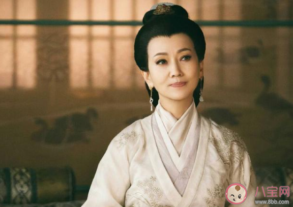 亭亭玉立,宛若观音降临红尘,她是世家贵族女人,执着于情字,她要送阿妩