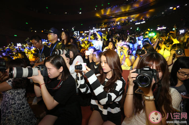 1,狂热粉丝狂热粉丝是由喜欢明星而喜欢明星的文艺作品,进而喜欢明星