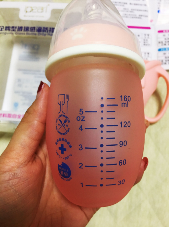 玻璃奶瓶也超厚,拿在手里呈斜状,45°角度喂养,可以防止宝宝