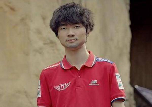 就知道他在玩英雄联盟这个游戏,我们的skt大魔王菲克,他玩游戏或者