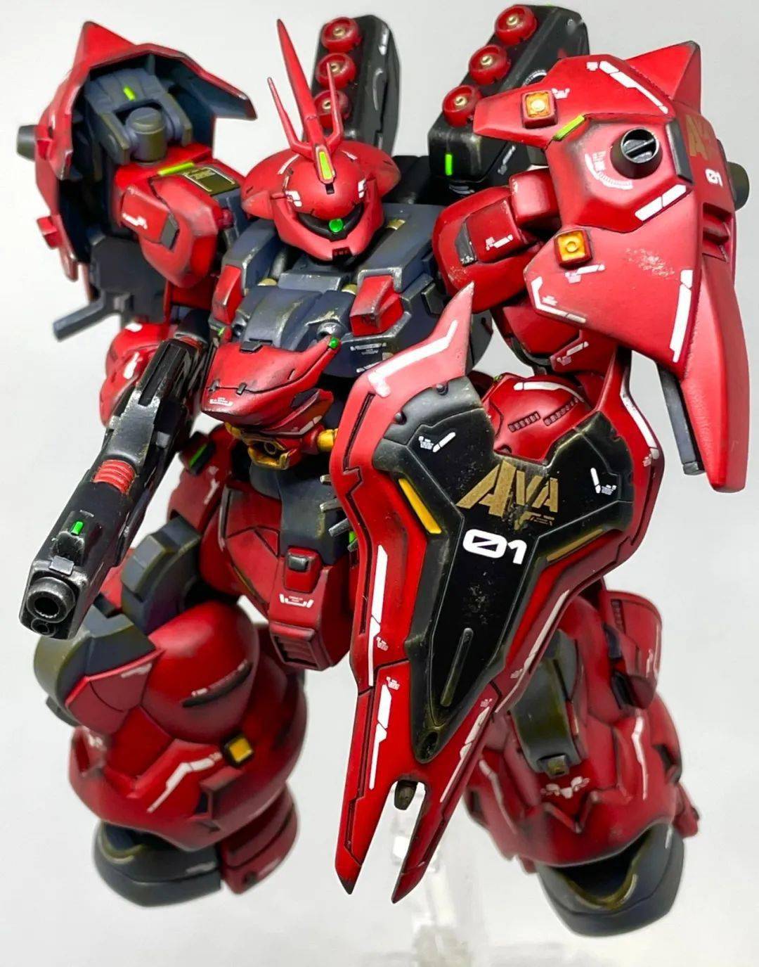 沙扎比的样子,不仅有三倍速的涂装,而且武器,盾牌以及背后的浮游炮都