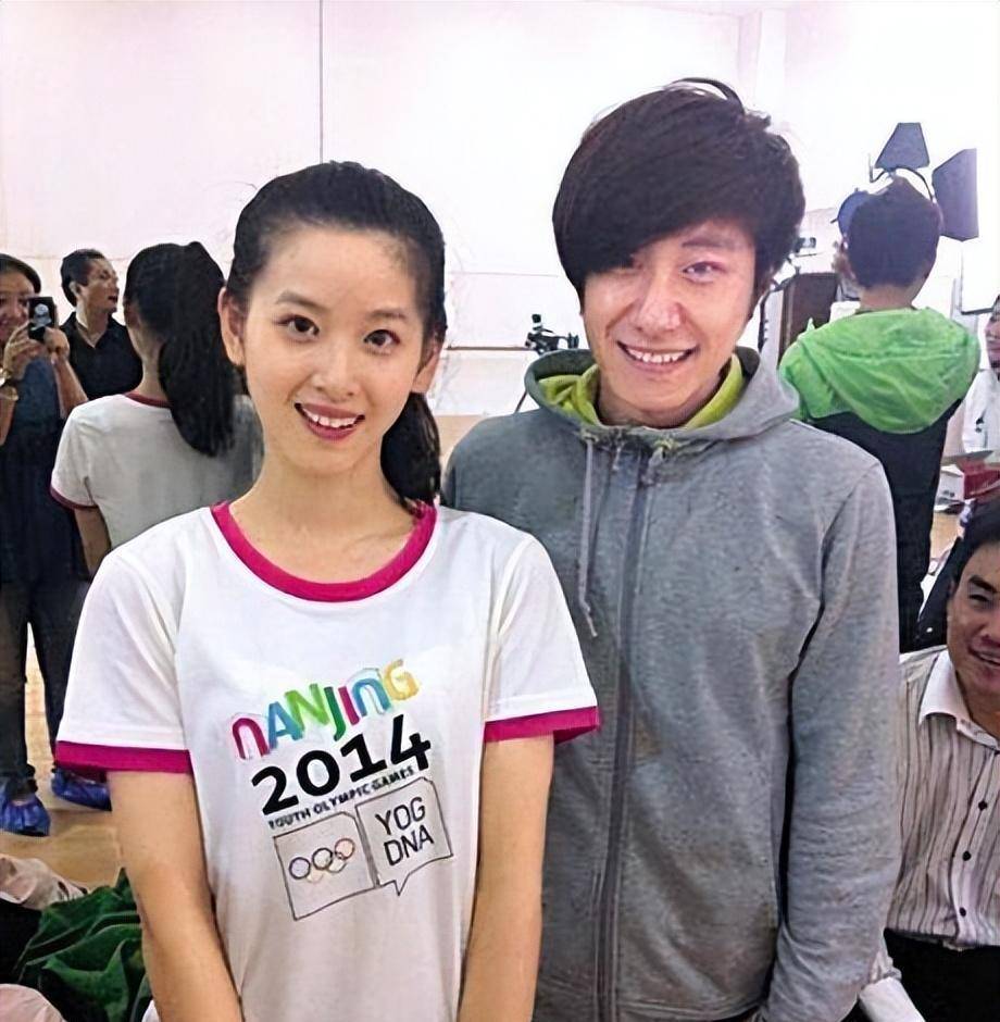 章泽天生图曝光,一身行头至少10万,嘴凸变地包天