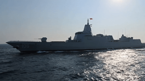 对海作战部门部门长张轶说:"055型舰130毫米舰炮武器系统具有对海对陆